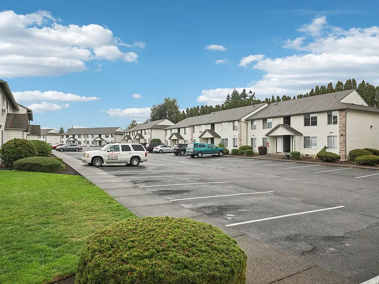 Stonehedge Court Apartments — Photo 6