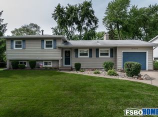1522 Elmwood Ave, Bettendorf, IA 52722