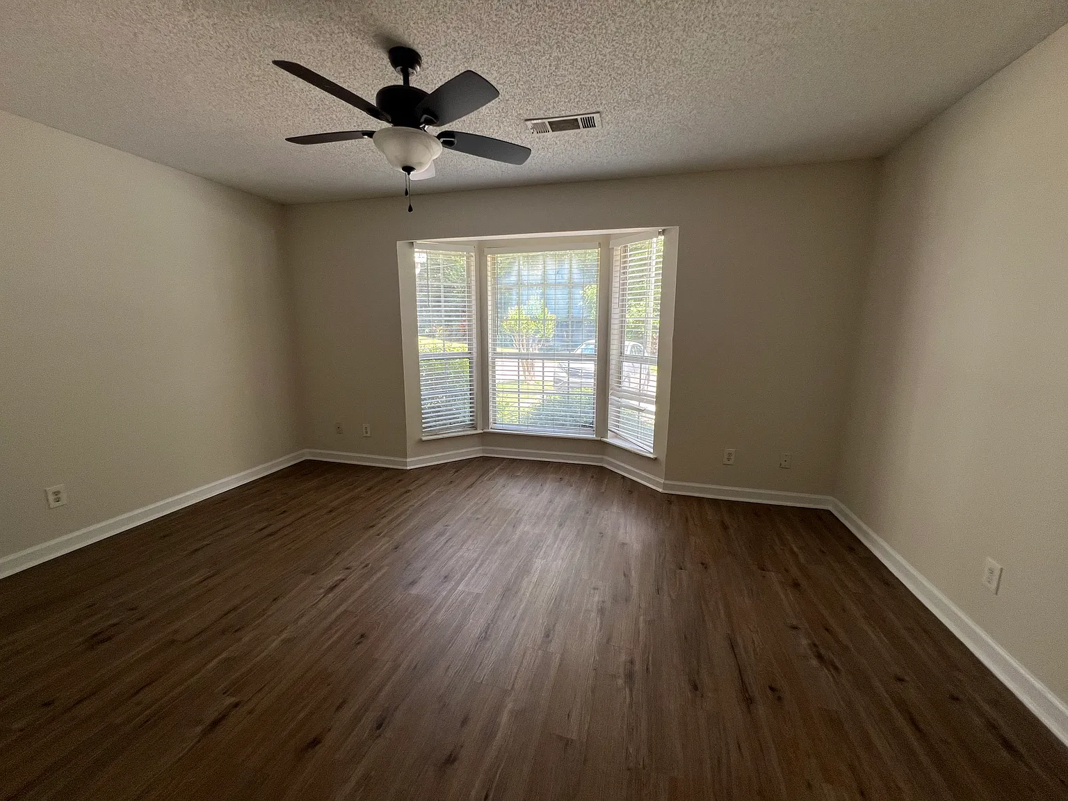 3 bed, 2.5 bath, 1456 sqft, $1,850 — Photo 3