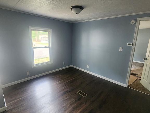 4th image of 10 Cedarwood Dr