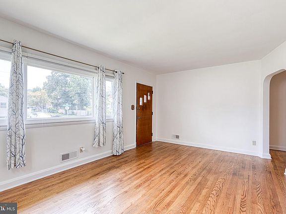 4th image of 1132 Dorchester Ave