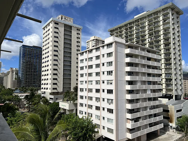 Kuhio Ave — Photo 13