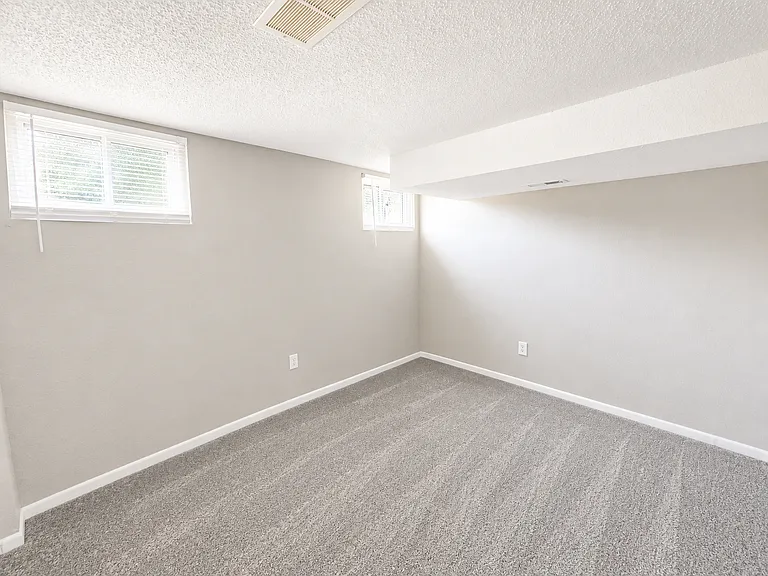 403 NE Westwind Dr #B — Photo 11