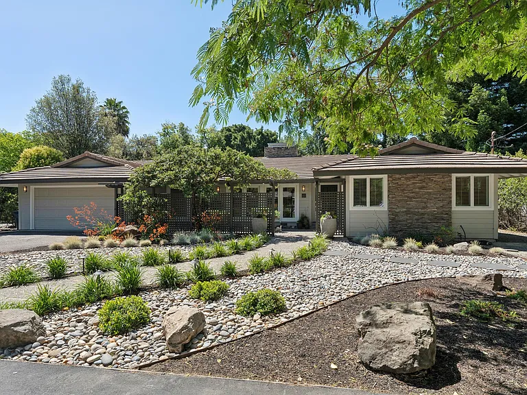 61 Bradley Ave — Photo 1