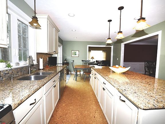 5th image of 9 Johnson Farm Ln