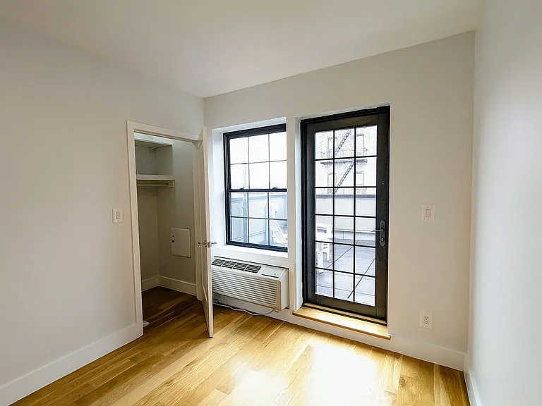 490 Van Buren St #4C — Photo 8