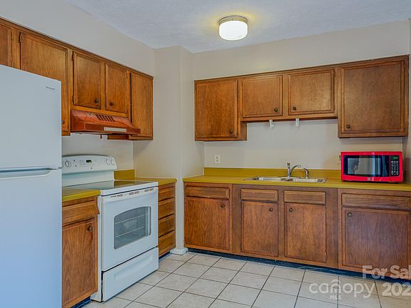 3rd image of 43 Lancelot Ln