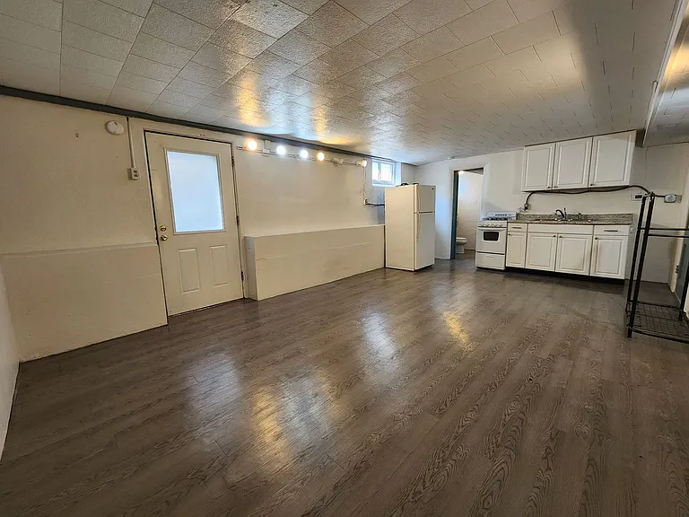 1304 N Main St — Photo 2
