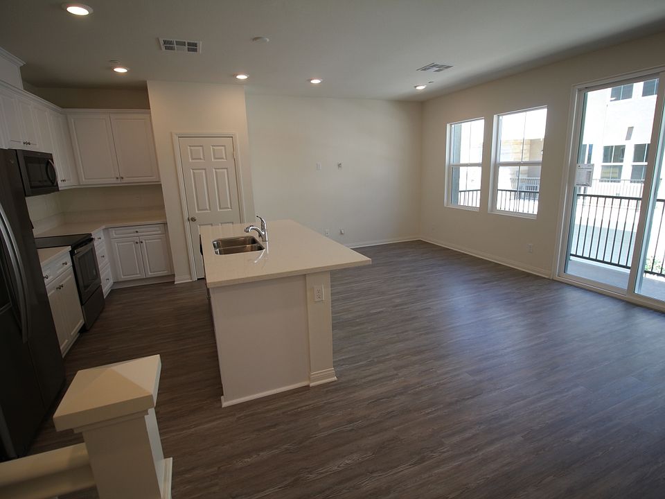 2nd image of 344 Fitzpatrick Rd #106-B2