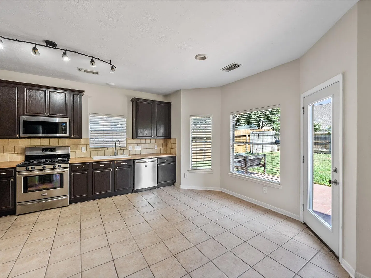 3 bed, 2.5 bath, 2526 sqft, $2,150 — Photo 3