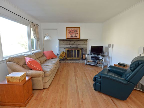 Living Room with fireplace