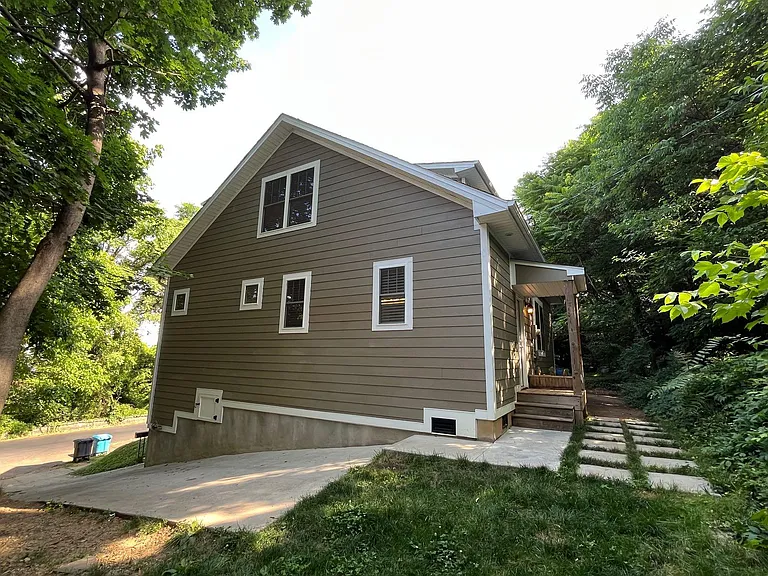 1606 Hamilton Ter SE — Photo 2