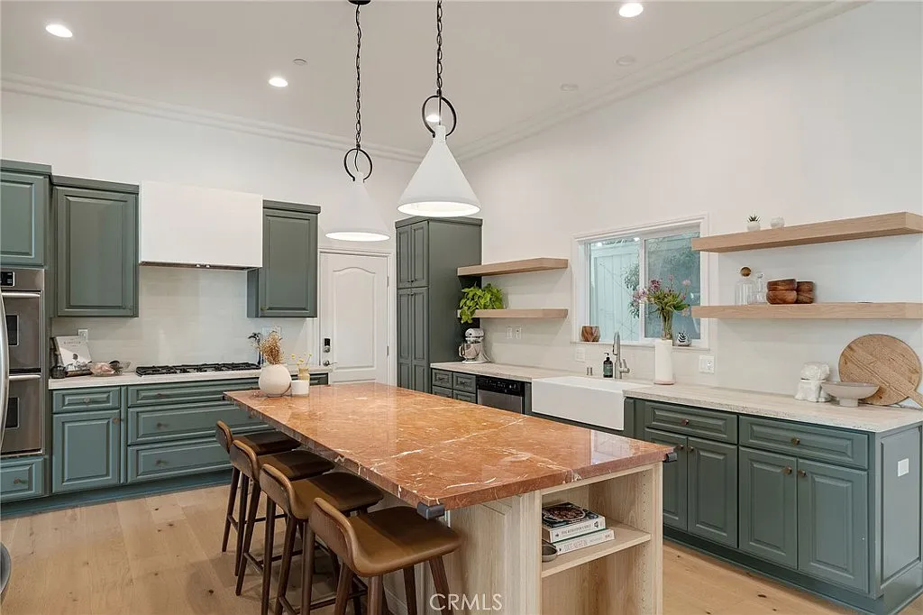 4 bed, 2.5 bath, 2780 sqft, $7,500 — Photo 2