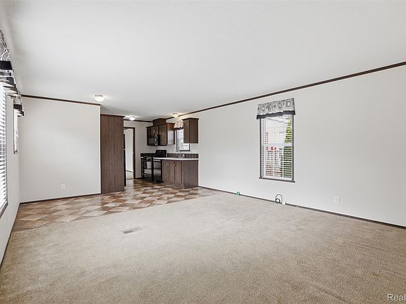 4th image of 807 Swan St