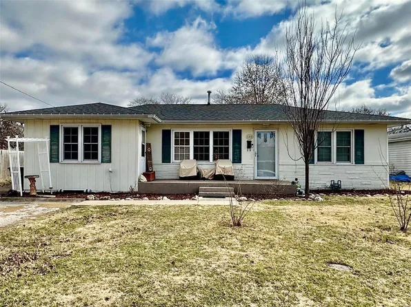 115 Blair Ave, Cottage Hills, IL 62018