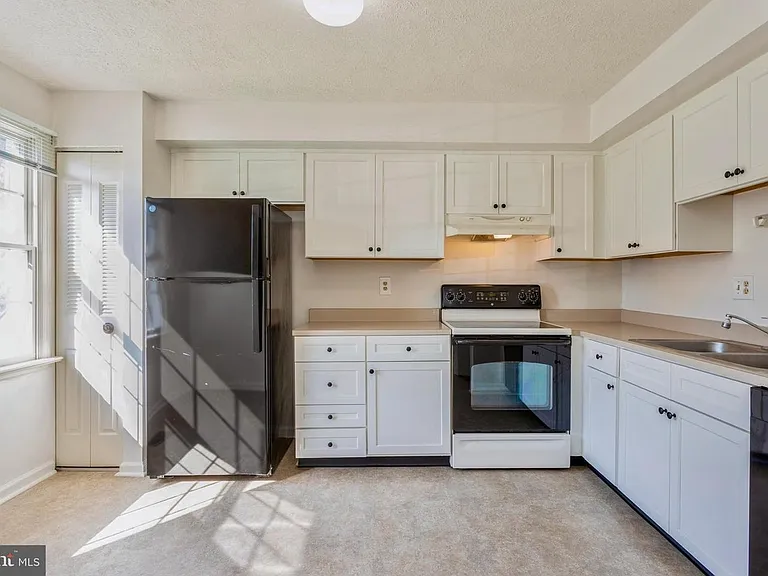 8 Tatler Pl — Photo 2