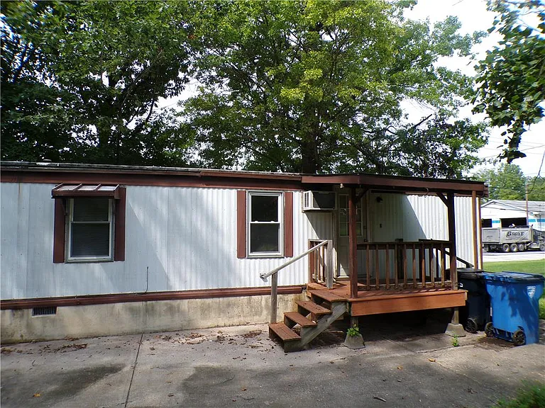 717 Washington St — Photo 1