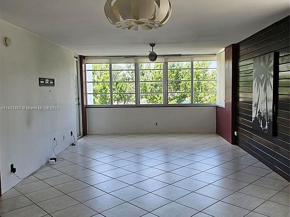 4th image of 1670 Lincoln Ct APT 2E