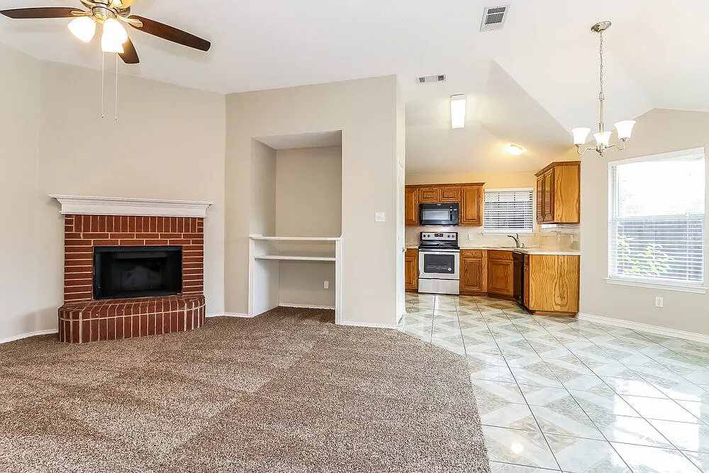 4 bed, 2.0 bath, 1610 sqft, $2,005 — Photo 2