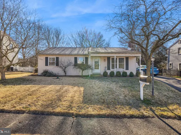 537 Pioneer Cir, Harleysville, PA 19438