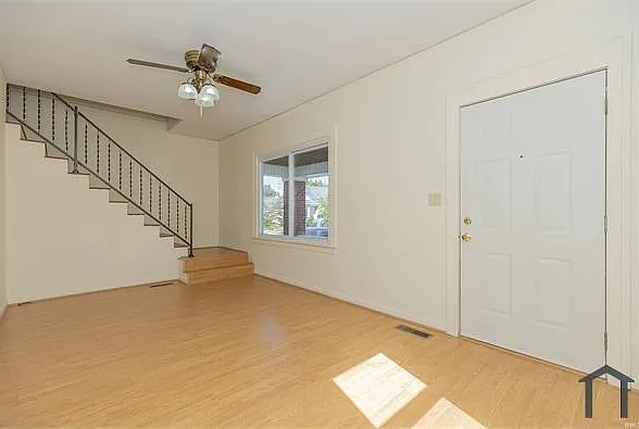 307 Richardt Ave — Photo 3