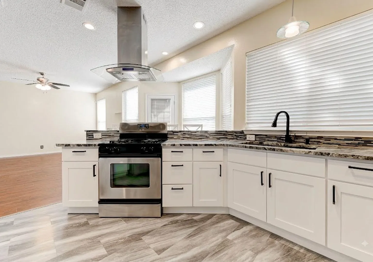 Spacious and Updated Home in Prime Location — Photo 3