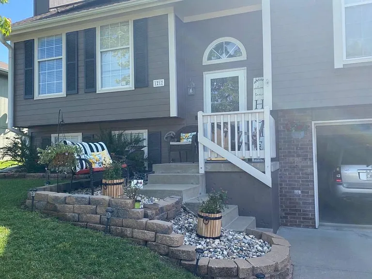 1217 NE Applewood St — Photo 4