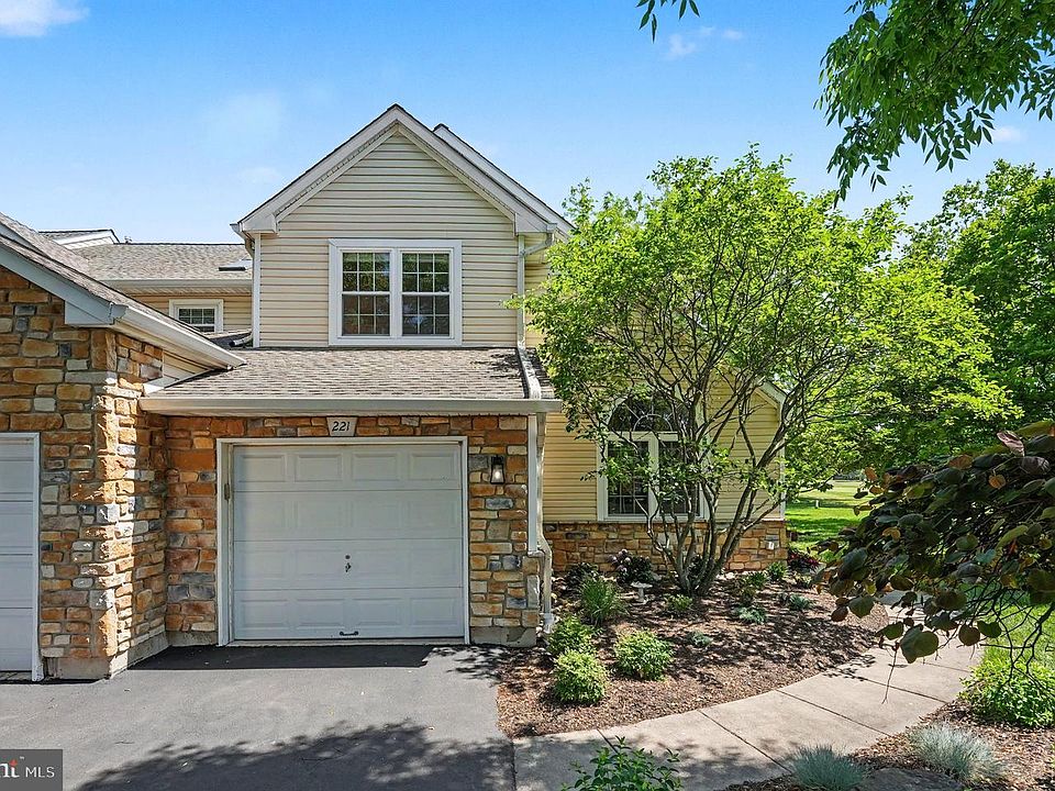 1st image of 221 Canterbury Ct