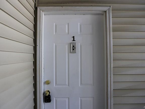 3rd image of 23 Lexington Hl Unit 1