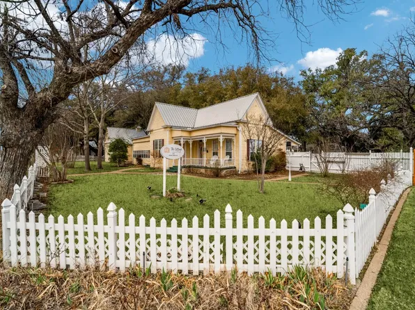 1002 W Pearl St, Granbury, TX 76048