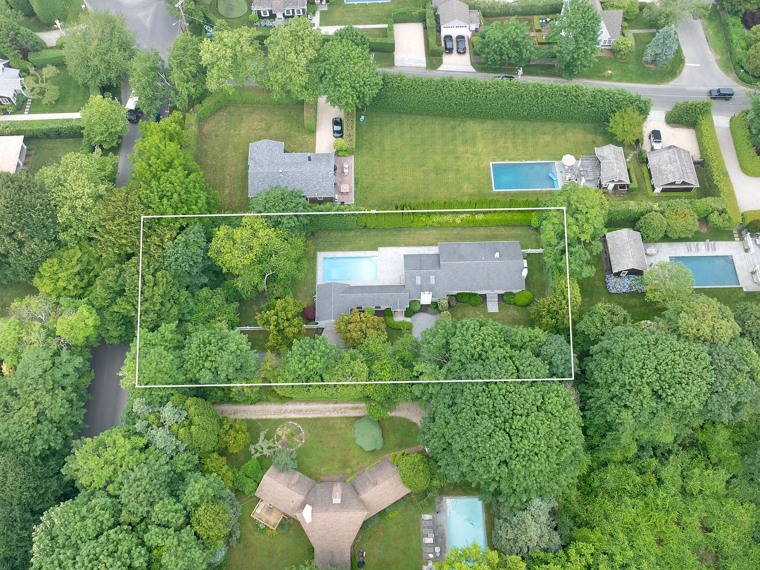 Southampton Village Summer Retreat — Photo 2