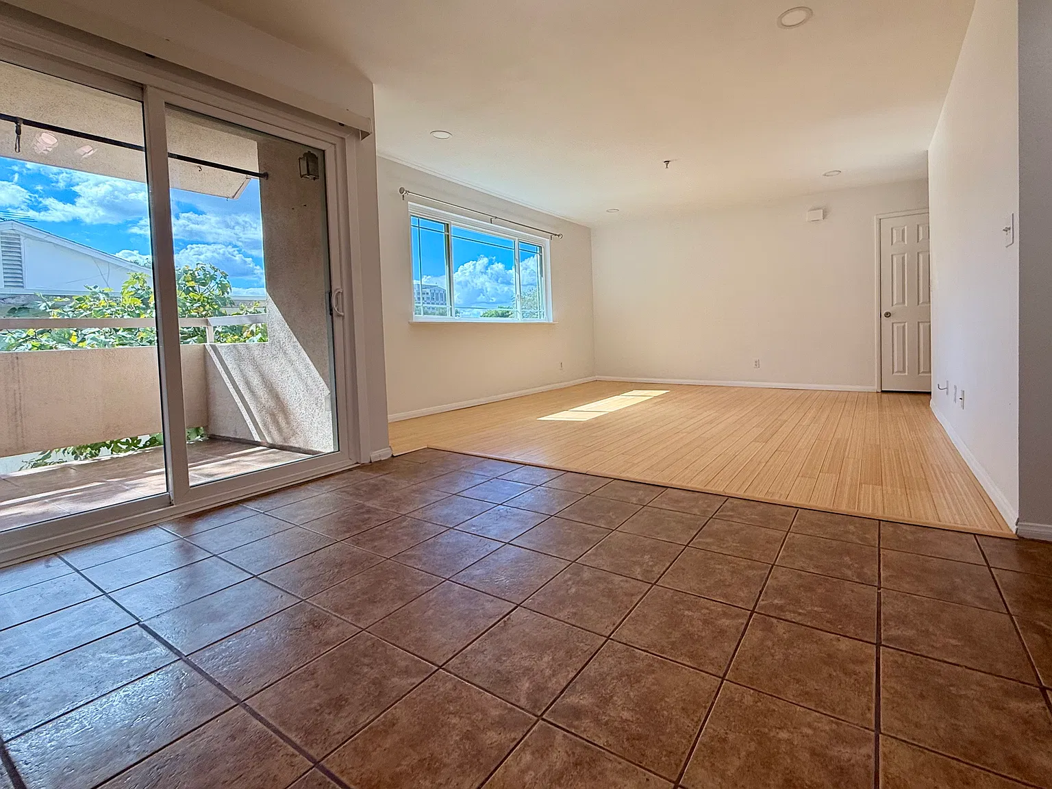 2 bed, 942 sqft, $3,099 — Photo 4