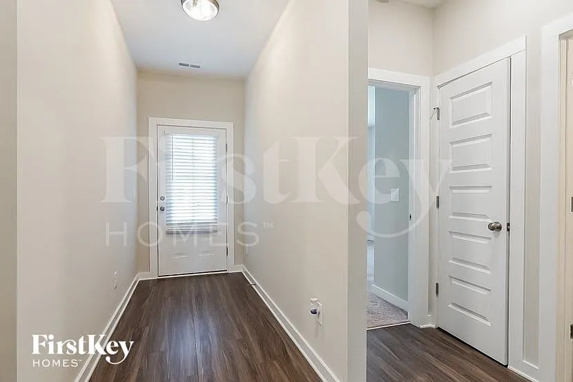 3 bed, 2.0 bath, 1801 sqft, $1,875 — Photo 2