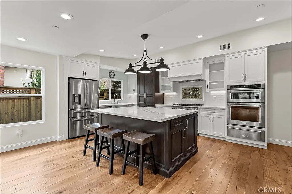 6 bed, 2856 sqft, $5,800 — Photo 3