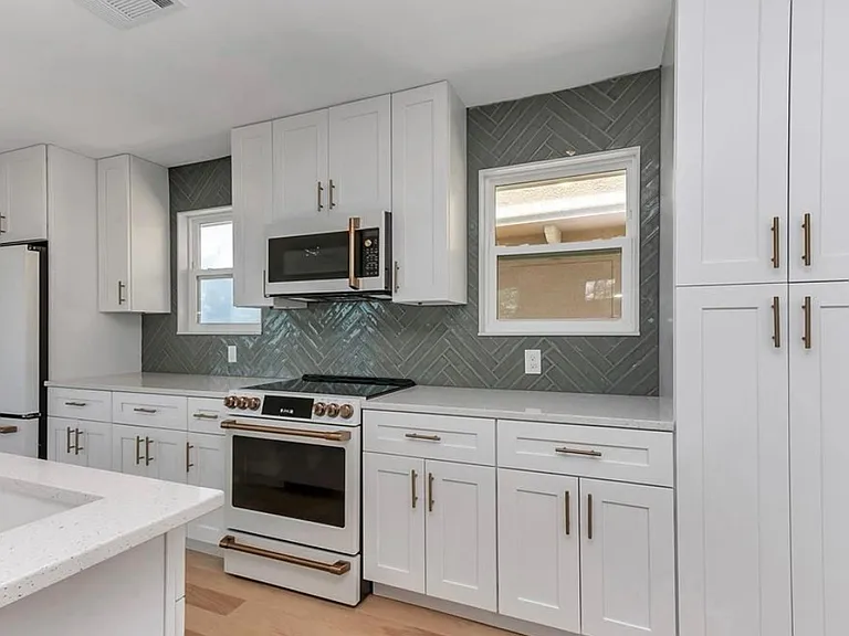 6417 Driftwood Dr — Photo 7