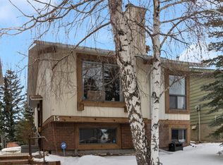 15 NE Coach Manor Rise SW, Calgary, AB T3H1C5