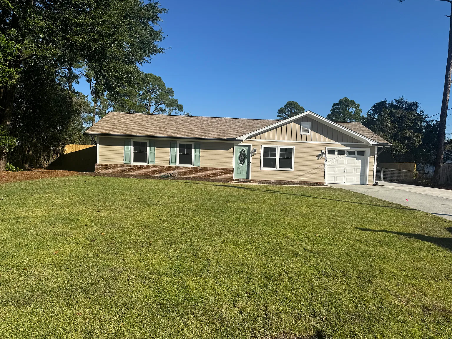 3 bed, 1.5 bath, 1100 sqft, $2,200 — Photo 1