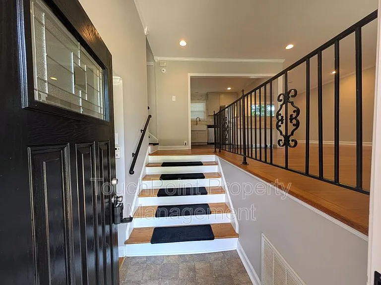 6724 Sunview Dr — Photo 2