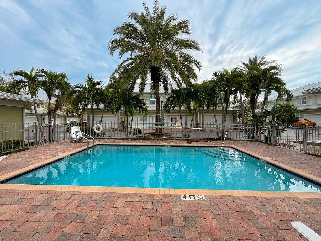 3 bed, 2.5 bath, 1436 sqft, $2,600 — Photo 2