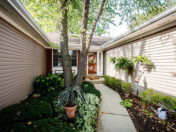 3rd image of 110 Dickinson Ct