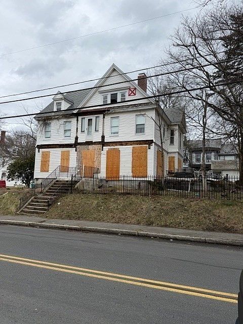 2nd image of 337 Beacon St