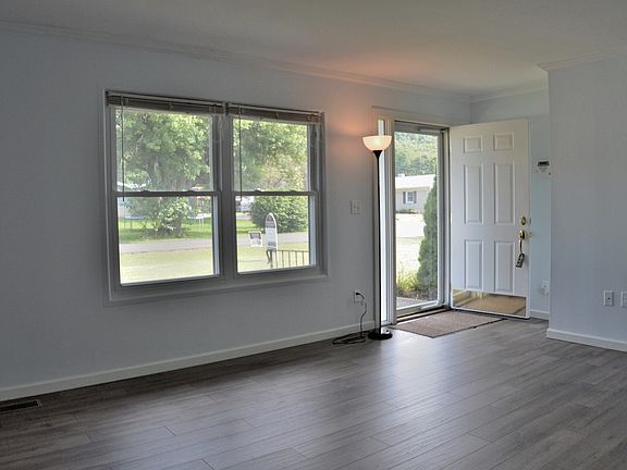 Living Room Located in popular neighborhood close to White River, park, banking, schools, dining, theatre, shopping, SR46 and SR 231