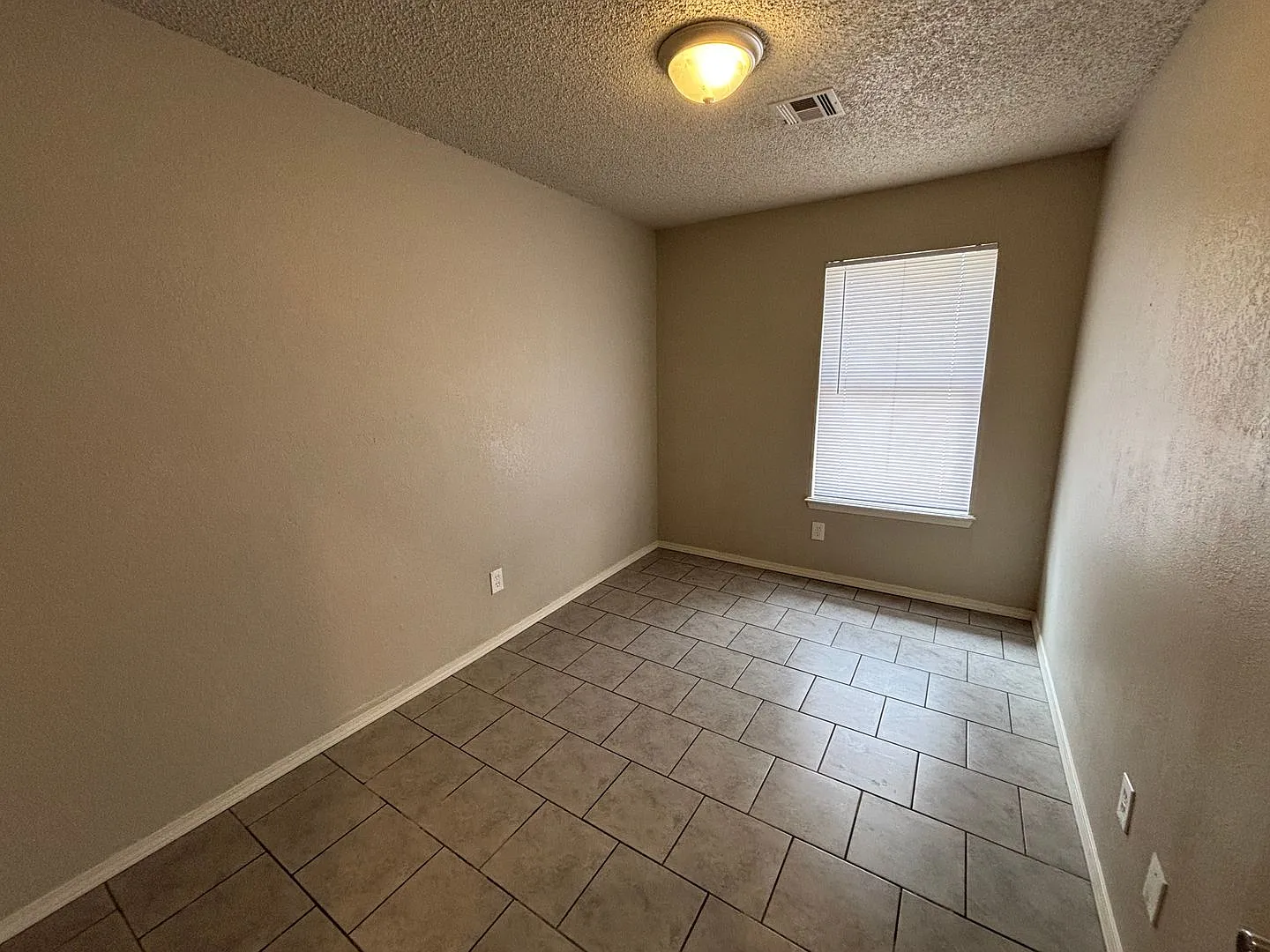 **Beautiful Deplex Available 09/28/2026** — Photo 4