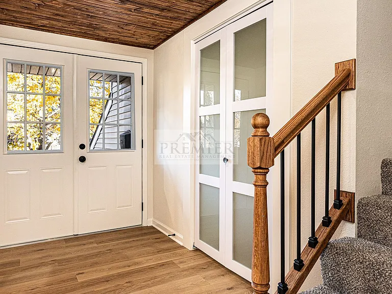 9841 Melrose Dr — Photo 5