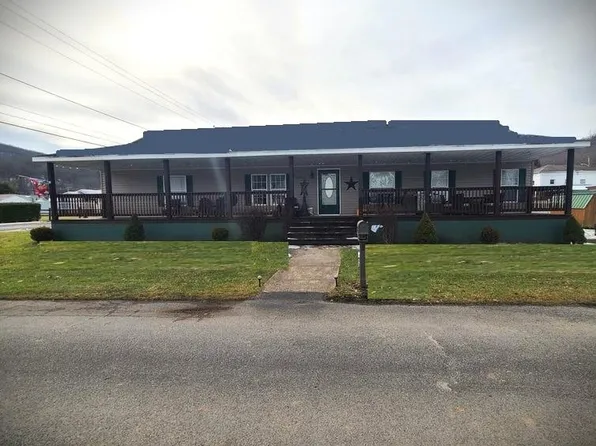 144 8th St, Rainelle, WV 25962