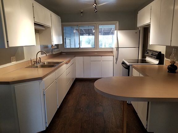 Kitchen w/Breakfast Bar