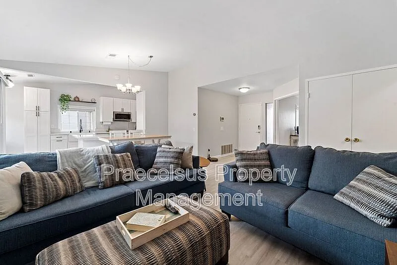 3 bed, 2.0 bath, 2167 sqft, $4,300 — Photo 4