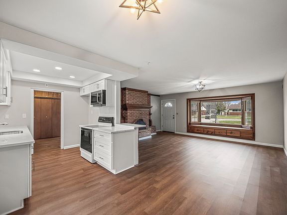 5th image of 2479 Ivanhoe Dr