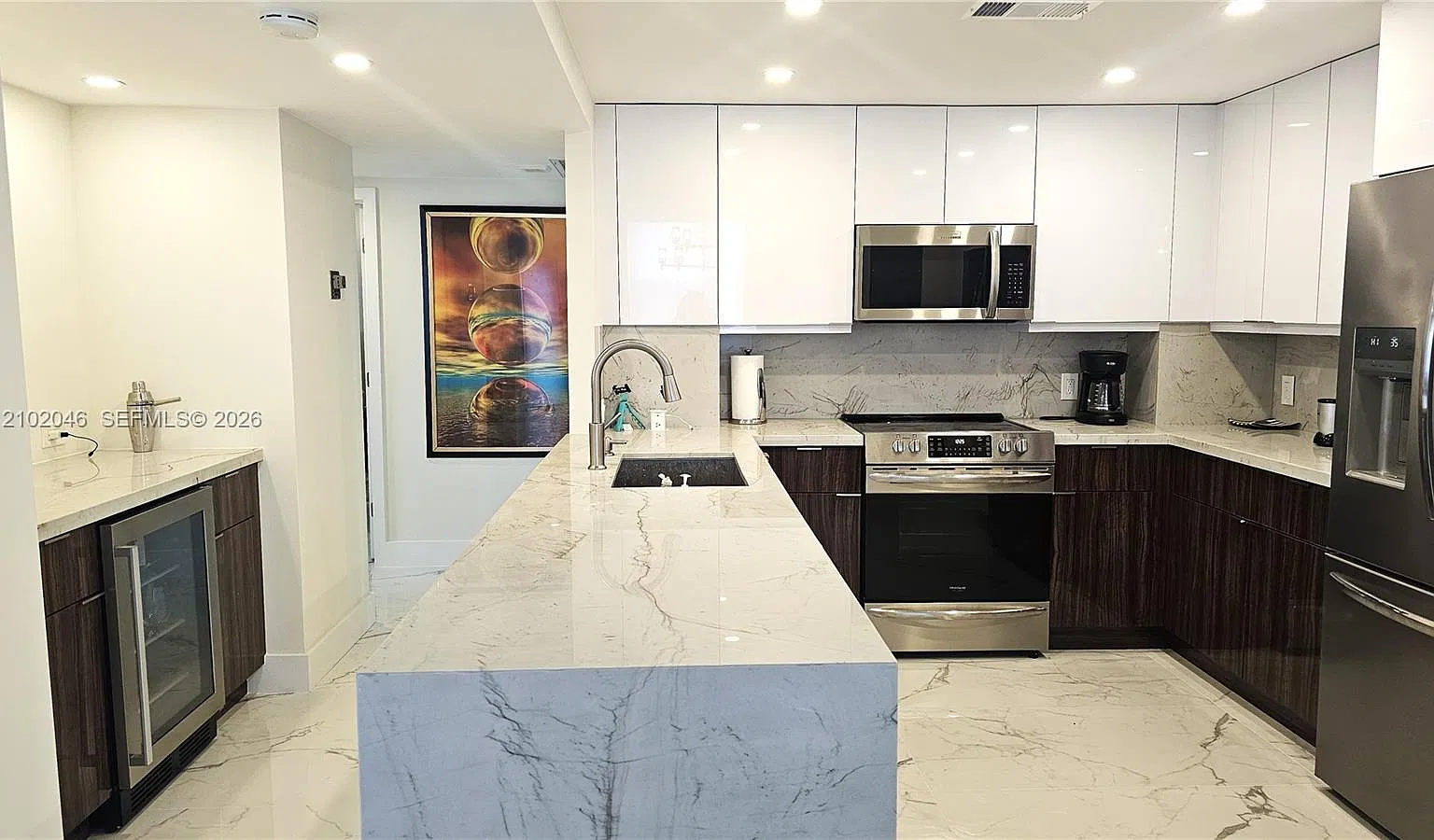 Hemispheres Condo — Photo 1