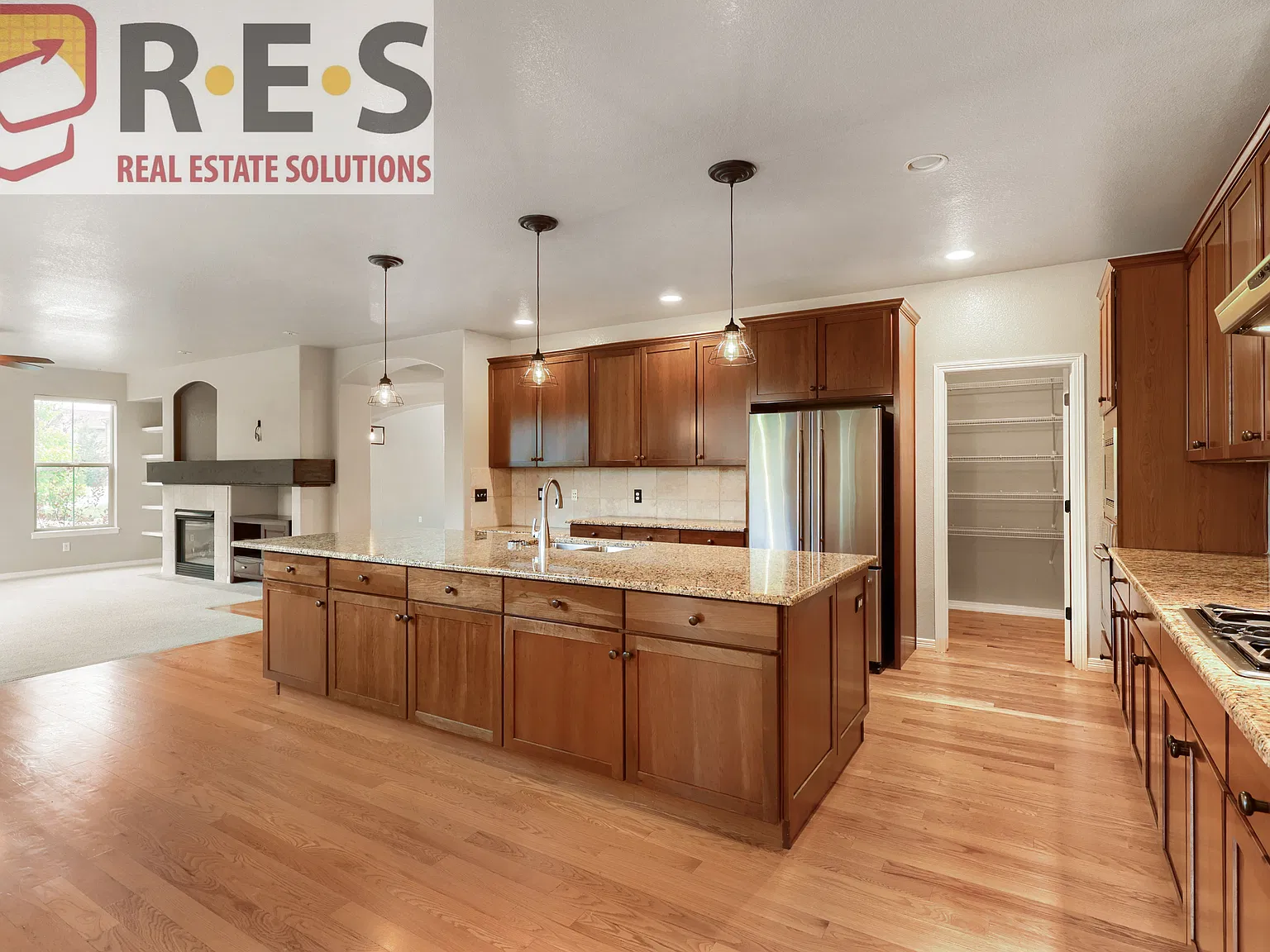 4 bed, 3.5 bath, 3765 sqft, $4,250 — Photo 4
